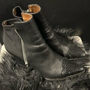 Donald J Pliner black leather booties